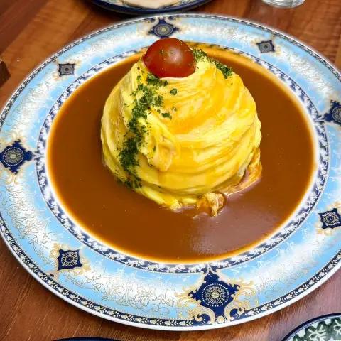 Signature swirl omurice from the Ikseon Chwihyang menu topped with cherry tomato