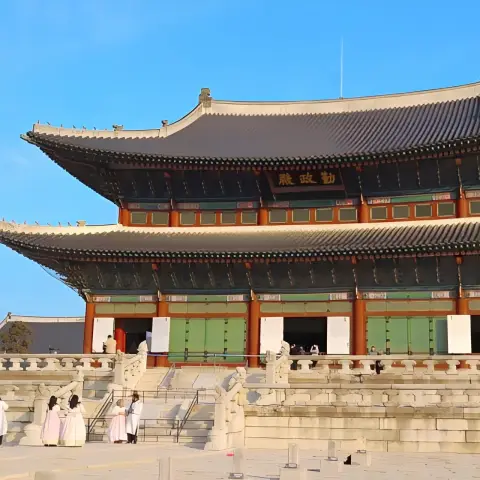 Main hall of Gyeongbokgung Palace under clear blue sky