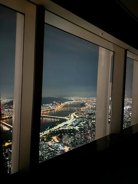 Han River night view through the window at Signiel Seoul