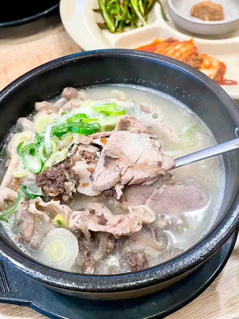 visit-busan-beef-gukbap-korean-soup-2025.webp Visit Busan in 2025 – A steaming bowl of beef gukbap served with kimchi and scallions in Busan