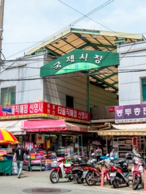 5-gukje-market-main-entrance-busan Main entrance of Gukje Market with green signboard