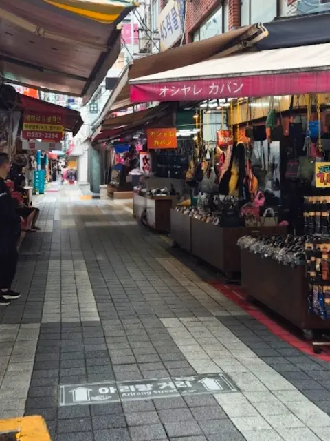 7-gukje-market-leather-bag-alley-busan Alley of leather and bag vendors in Gukje Market