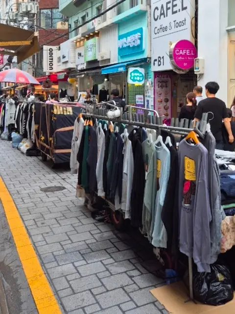8-gukje-market-street-vendors-fashion-busan Street clothing vendors in front of cafés near Gukje Market