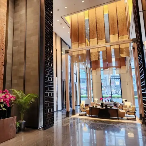Four Seasons Seoul Review lobby lounge with golden ceiling panels
