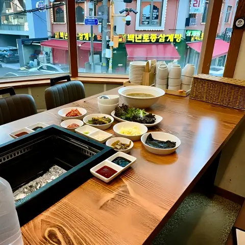 Ilpyeon Jangeo Hongdae table setting before the meal