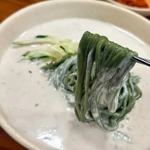 Chlorella noodles dipped in thick, cold soybean broth