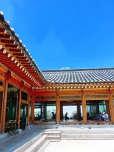 Traditional hanok courtyard of Cafe Onion Anguk on a bright day – a highlight of the cafe onion anguk menu experience