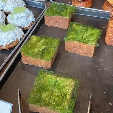 Thick toast topped with green seaweed and a hint of honey glaze