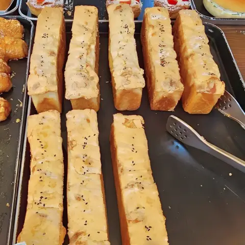 Long bread topped with meringue and filled with chestnuts