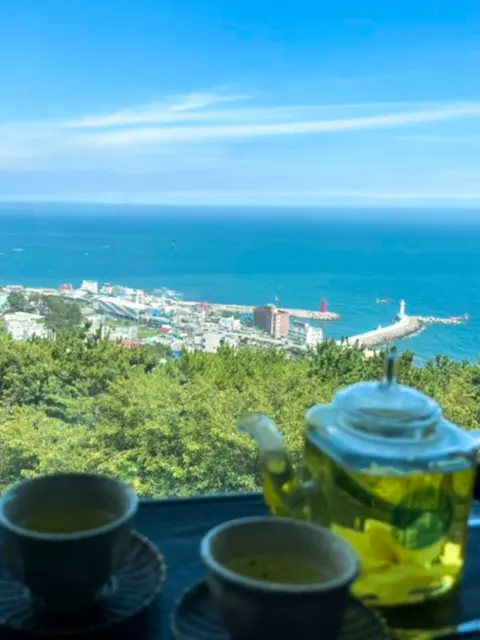 green tea with lemon served at bibibidang by ocean