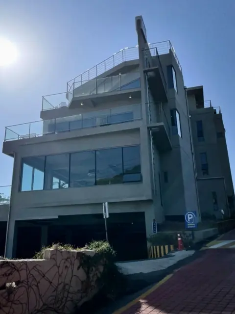 Full exterior view of Ocean Breeze Cheongsapo cafe building