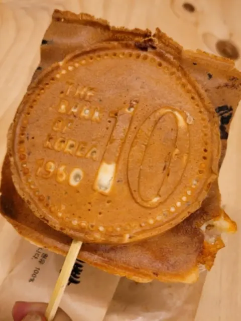 Haeundae Traditional Market 10-won bread close-up