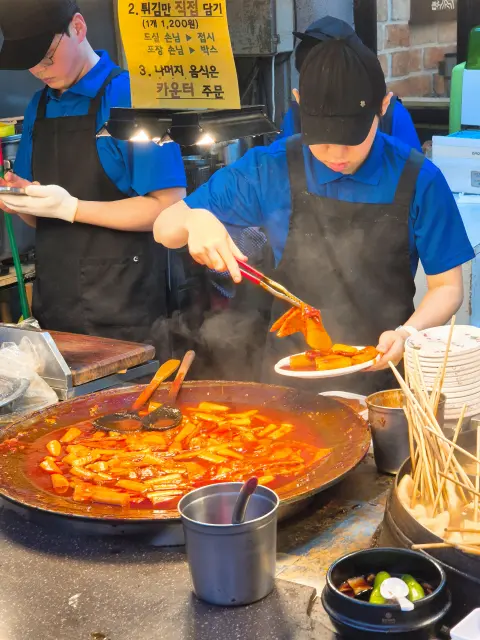 Sang-guk’s staff plating tteokbokki