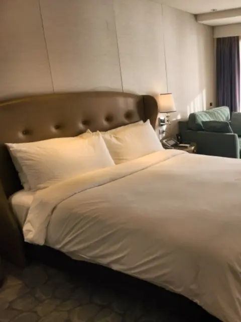 king-sized bed in paradise hotel busan deluxe room