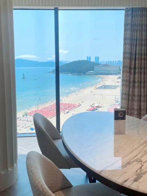 grand-josun-busan-dining-beach-view.webp Grand Josun Busan Executive Suite dining table with beach view