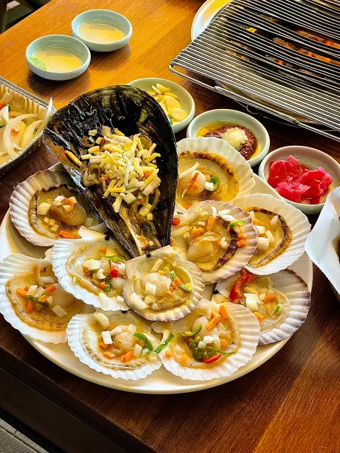 Scallops arranged on a platter at a Cheongsapo restaurant