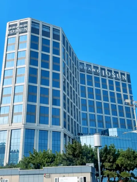grand-josun-busan-exterior.webp hotel exterior grand josun busan blue sky