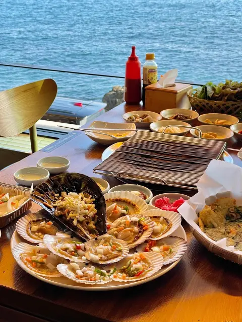 Table spread by the ocean at Haerim-ine Cheongsapo restaurant