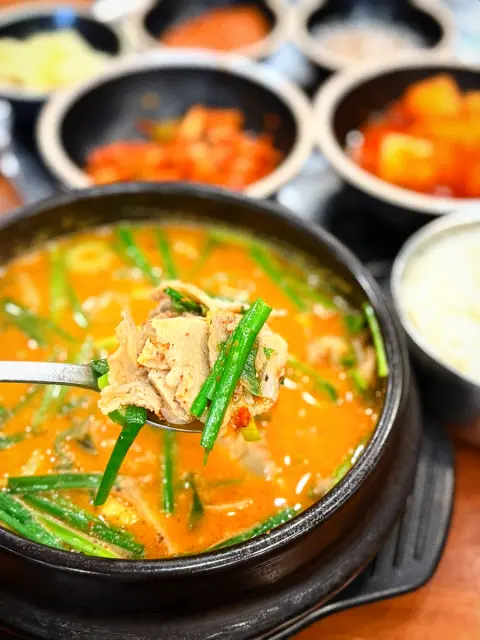 spicy pork gukbap spoonful at boseong hoegwan