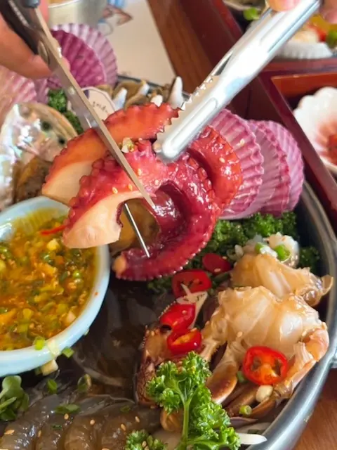 Mipojip seafood platter with whole octopus and crab