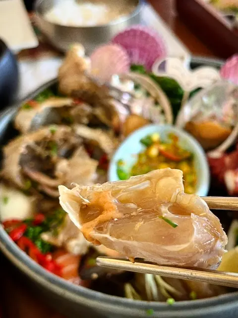 Raw soy-marinated crab claw at Mipojip