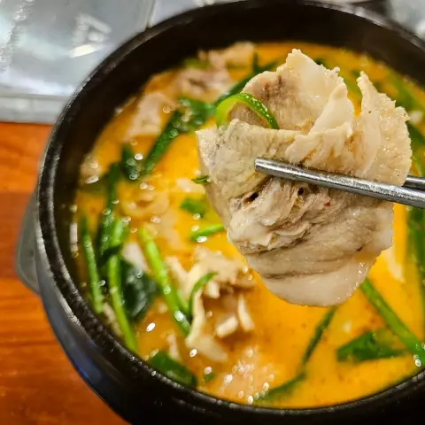 Thinly sliced pork lifted from a spicy soup at Boseong Hoegwan