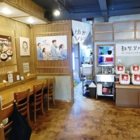 Solo dining counter and kitchen view at Boseong Hoegwan Hongdae