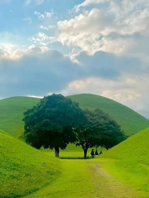 Daereungwon Tomb Complex Gyeongju green hill path