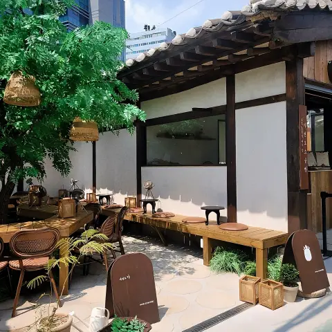Jayeondo Salt Bread hanok courtyard with peaceful outdoor seating