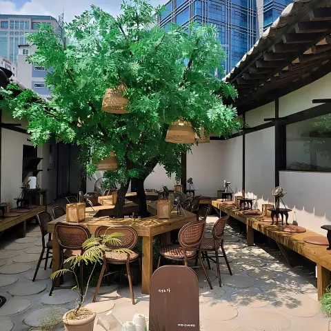 Jayeondo Salt Bread courtyard seating under a large tree in Ikseon-dong