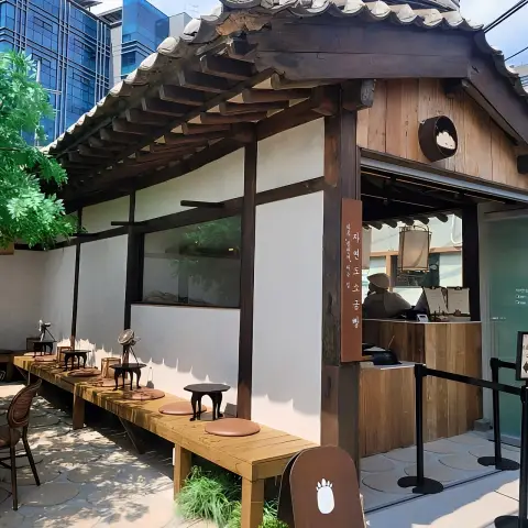 Hanok-style storefront of Jayeondo Salt Bread with wooden sign and benches