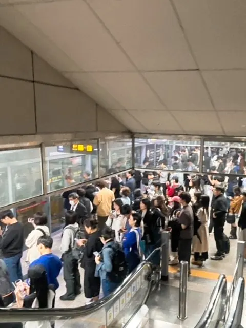 how to use Seoul subway: crowded platform during rush hour