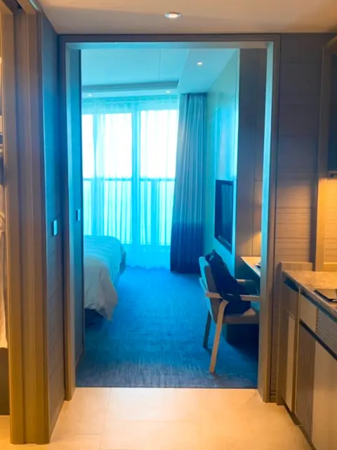 Room layout at Signiel Busan seen from the entrance hallway