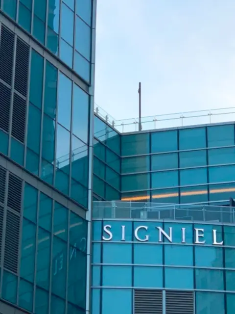 signiel-busan-exterior-glass-building.webp Signiel Busan exterior with signature glass tower design