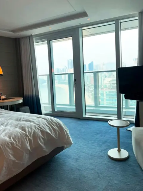 signiel-busan-ocean-view-room-interior.webp Oceanfront room interior with panoramic windows at Signiel Busan