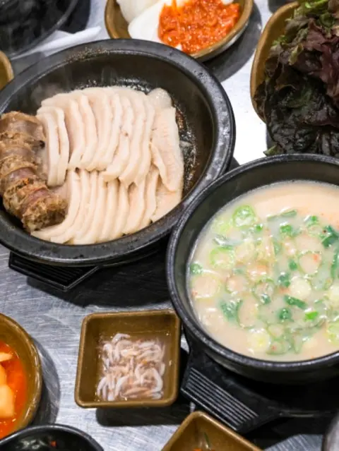 Subyeon Choego Dwaeji Gukbap hangjeong suyuk set with soup and side dishes