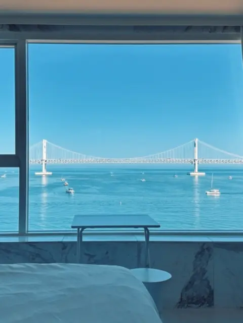 Bedside ocean view at gwangalli hotel 1 directly facing Gwangandaegyo Bridge
