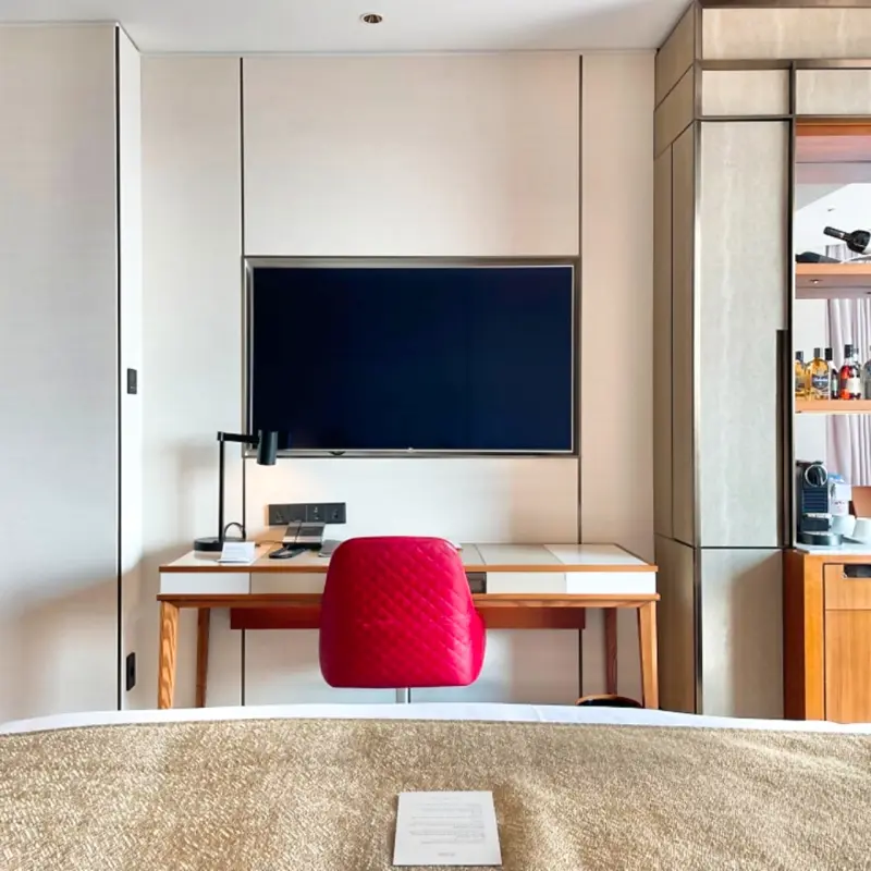 Deluxe room at Lotte Hotel Seoul with work desk and red chair