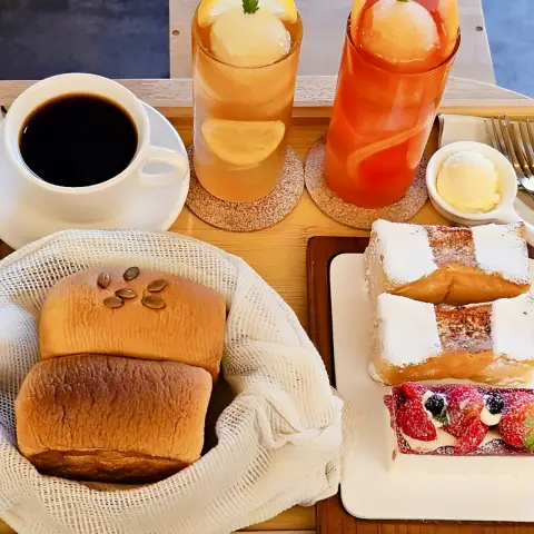 Mil Toast Ikseon’s signature set with steam bread, drinks, and dessert