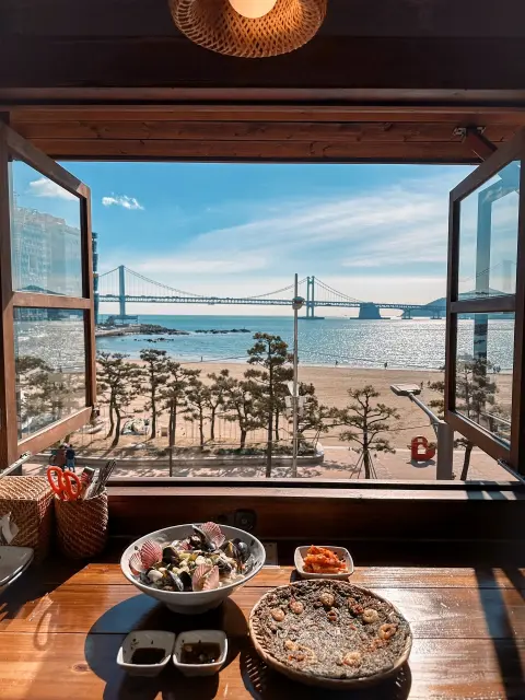 Open window view at Nasari Sigdang with lunch set and Gwangandaegyo Bridge