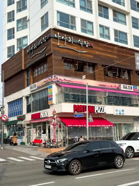 Street view of Nasari Sigdang Gwangalli building above Portina Pizza