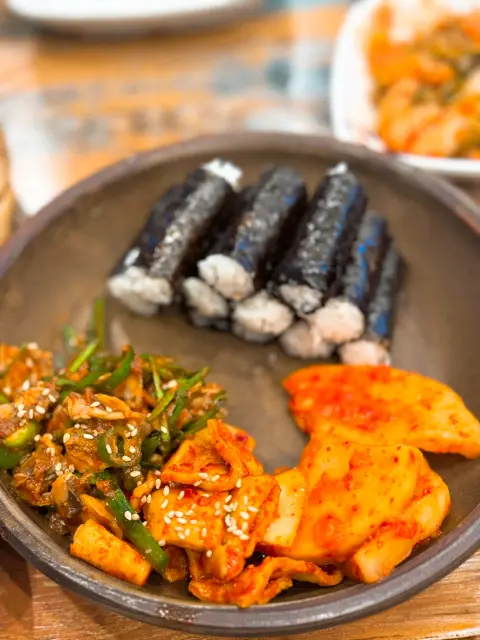 Cockle chungmu gimbap set at Nasari Sigdang with kimchi sides