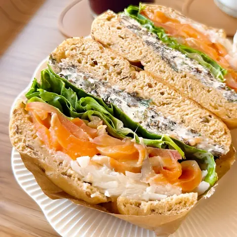 onjisim salmon cream cheese bagel cross section