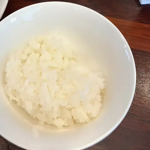 Steamed rice offered at Oreno Ramen Insa for mixing with leftover ramen broth