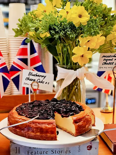 Cafe Layered Bukchon blueberry cheesecake with fresh flowers