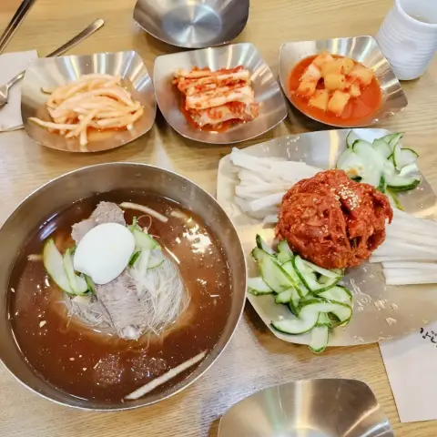 Gangnam Myeonok Insadong mul-naengmyeon and hongoe-hoe with side dishes